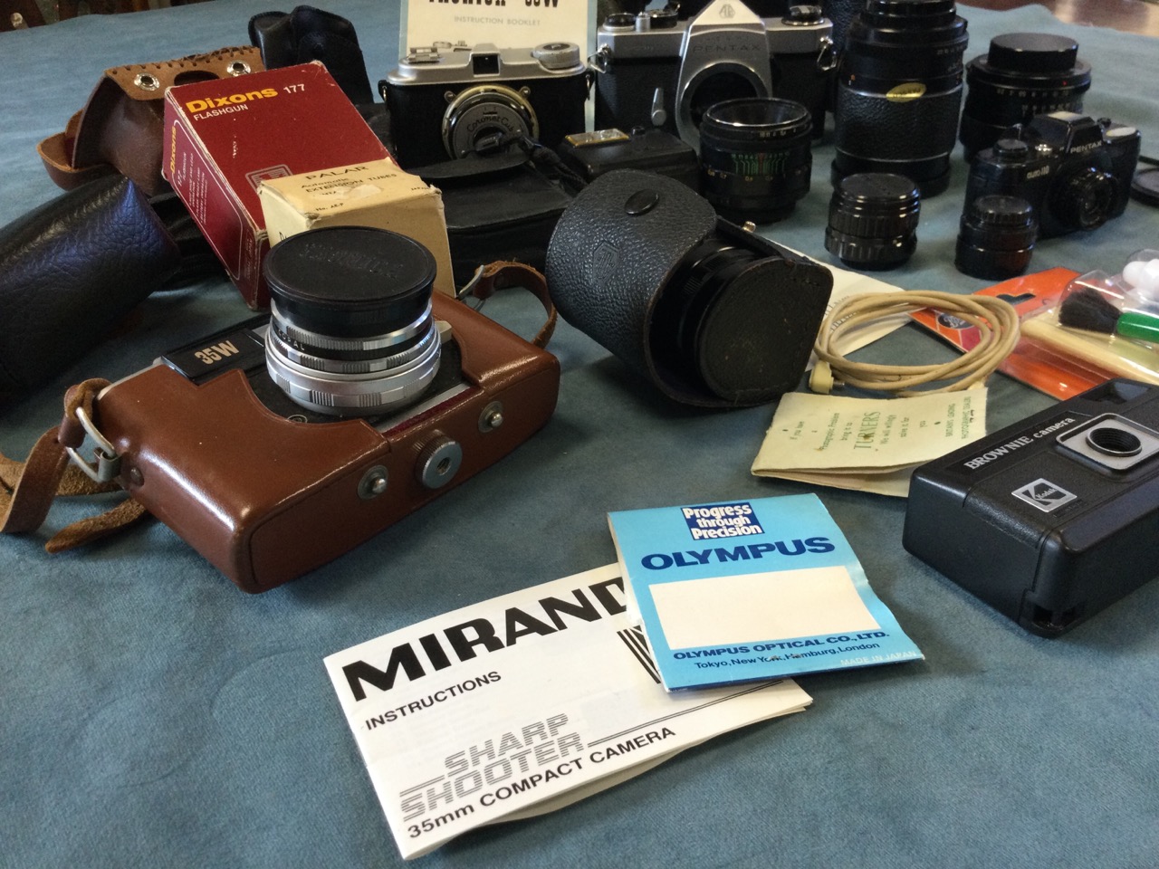 Miscellaneous cameras & photographic equipment including a leather cased Pentax, lenses, flash - Bild 3 aus 3