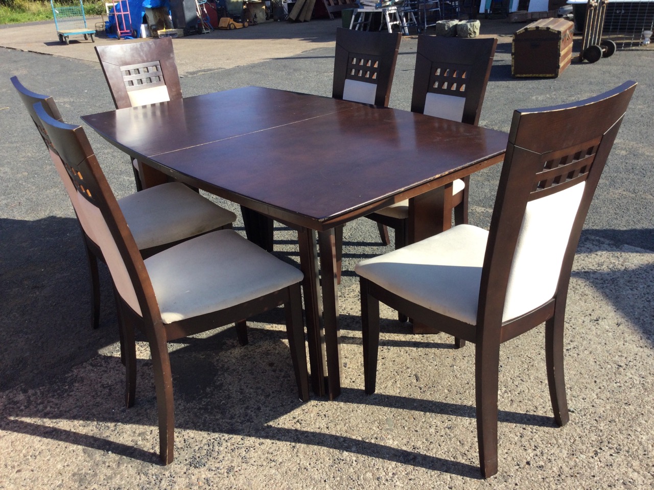 A contemporary extending dining table, the shaped rectangular top with four leaves, supported on - Image 3 of 3