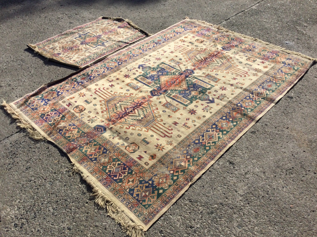 A graduated pair of oriental style rugs with three hooked lozenges on fawn fields within borders - Image 2 of 3