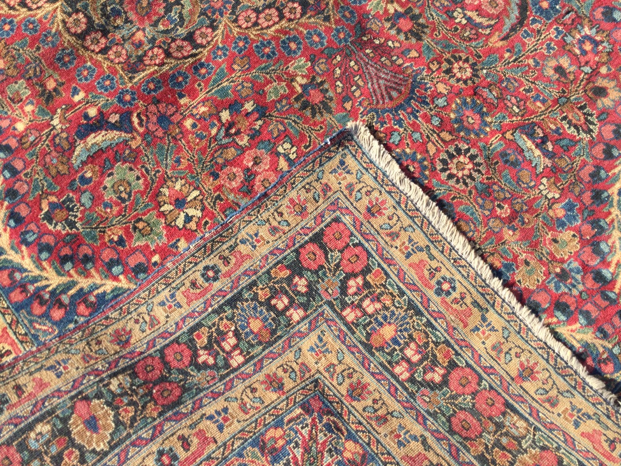 A fine Indian rug woven with floral medallion having scalloped borders on red field, overall - Image 3 of 3