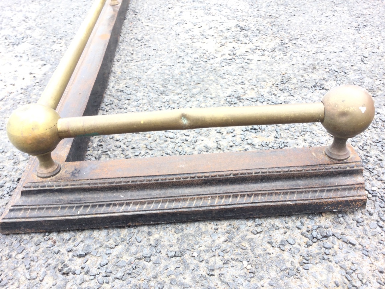 A Victorian brass & cast iron fender with tubular rail on ball mounts above a moulded gadroon cast - Image 3 of 3