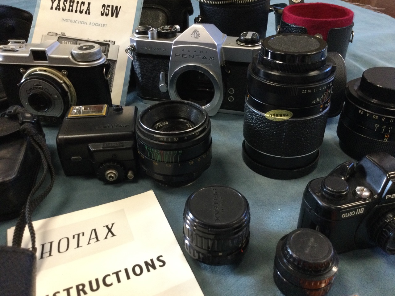 Miscellaneous cameras & photographic equipment including a leather cased Pentax, lenses, flash - Bild 2 aus 3
