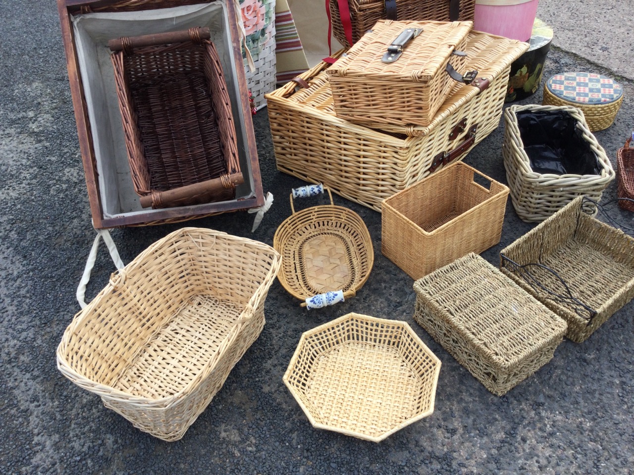 Twenty one cane/rush/wood boxes and baskets including hampers, tray type, lidded, hatboxes, etc. ( - Image 3 of 3