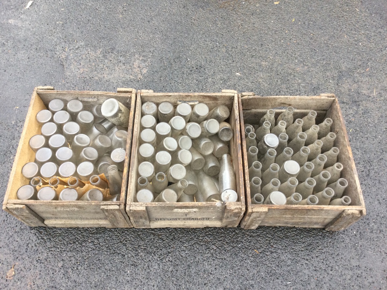 Three wood crates of old pint milk bottles, the boxes stencilled Rockware Glass Ltd, the bottles - Bild 3 aus 3