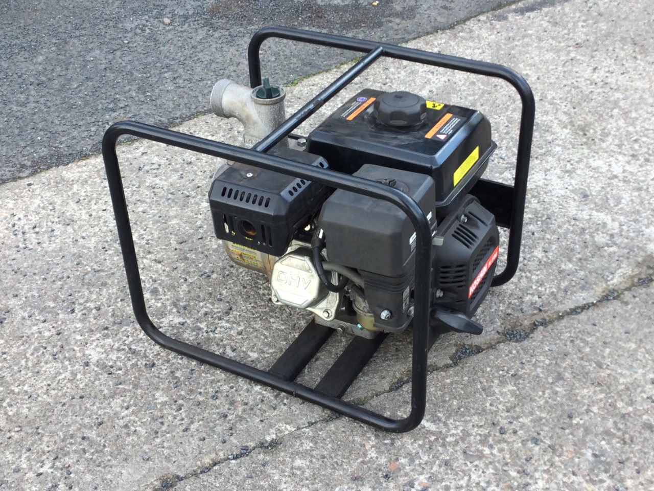 A portable Koshin hidels pump with petrol engine on tubular frame/stand. - Bild 3 aus 3