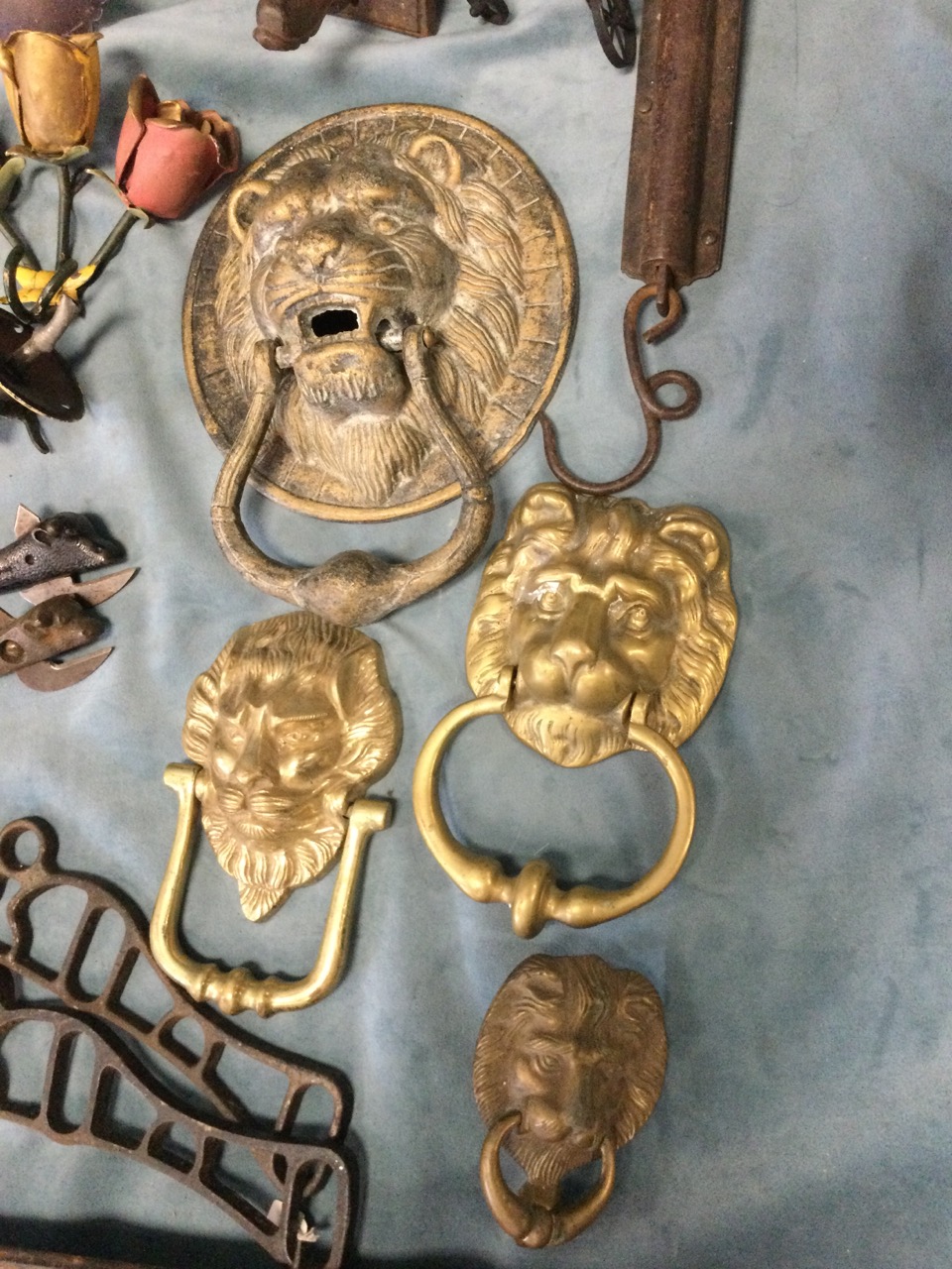 Miscellaneous metalware including four lionmask door knockers, a cast iron figure, horseshoes, pegs, - Image 2 of 3