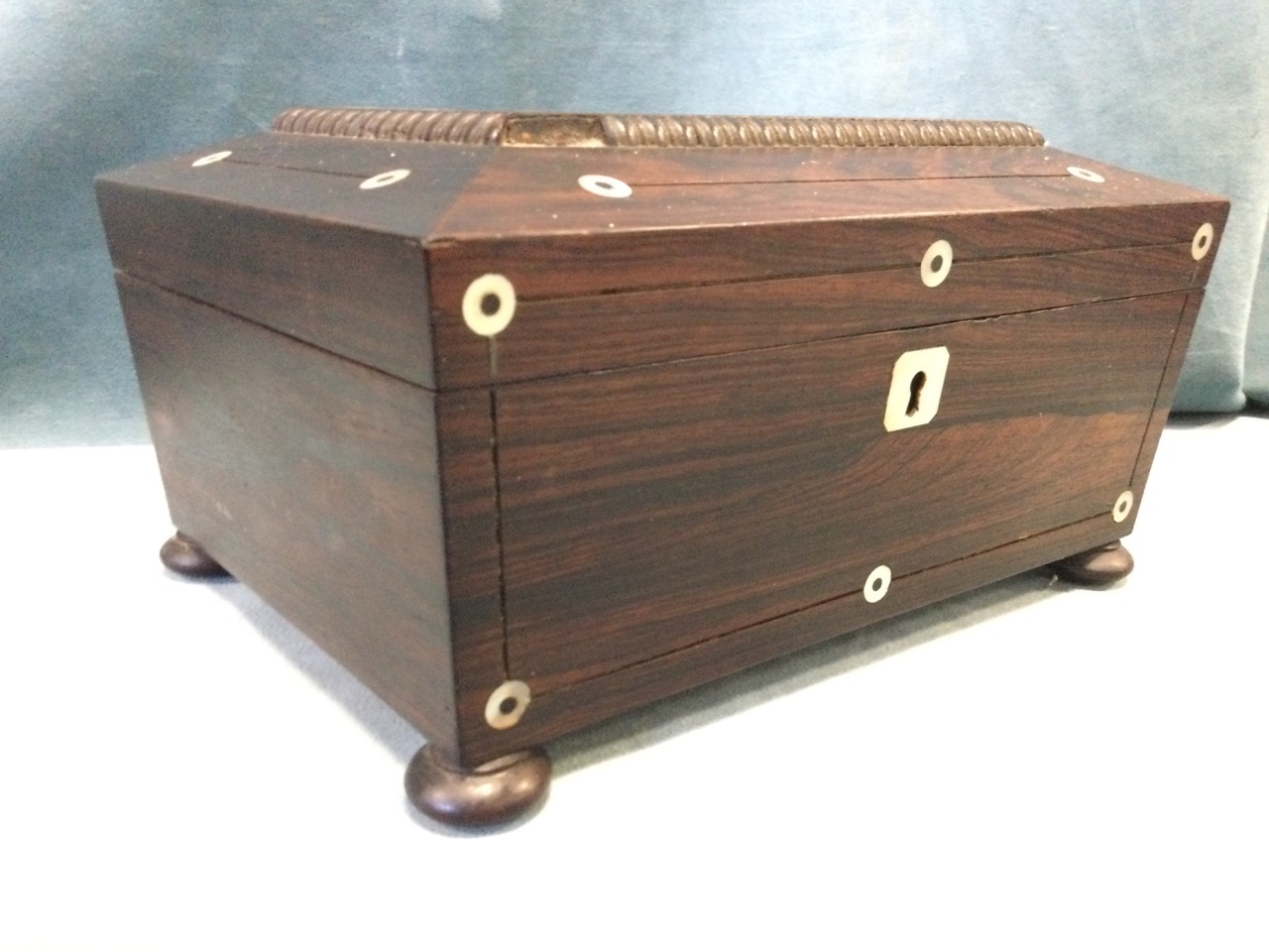 A Victorian rosewood sewing box with bead framed tablet to hinged lid, inlaid with mother-of-pearl - Image 3 of 3