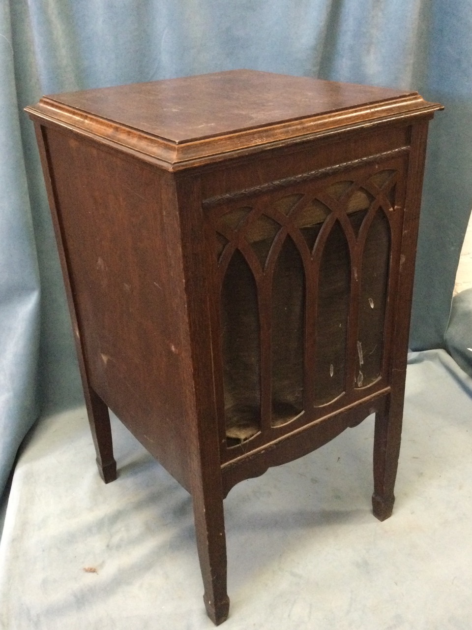 An oak cased wind-up gramophone in working condition with hinged lid enclosing diaphragm mechanism - Image 3 of 3