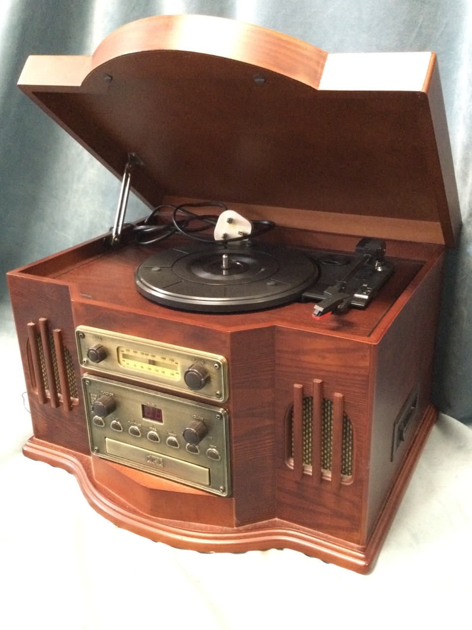 A vintage style gramophone, radio and CD player, in bowfronted stained cabinet - classic - Image 3 of 3