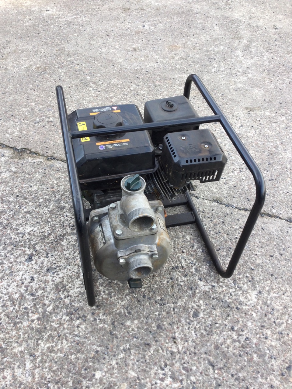 A portable Koshin hidels pump with petrol engine on tubular frame/stand. - Bild 2 aus 3