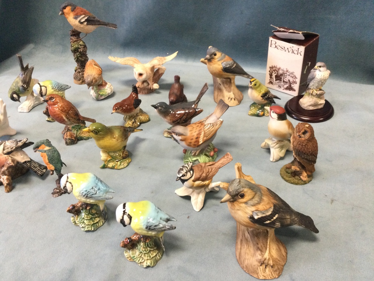 A collection of ceramic birds - Beswick, Wedgwood, resin, European porcelain, Royal Doulton, Goebel, - Image 3 of 3