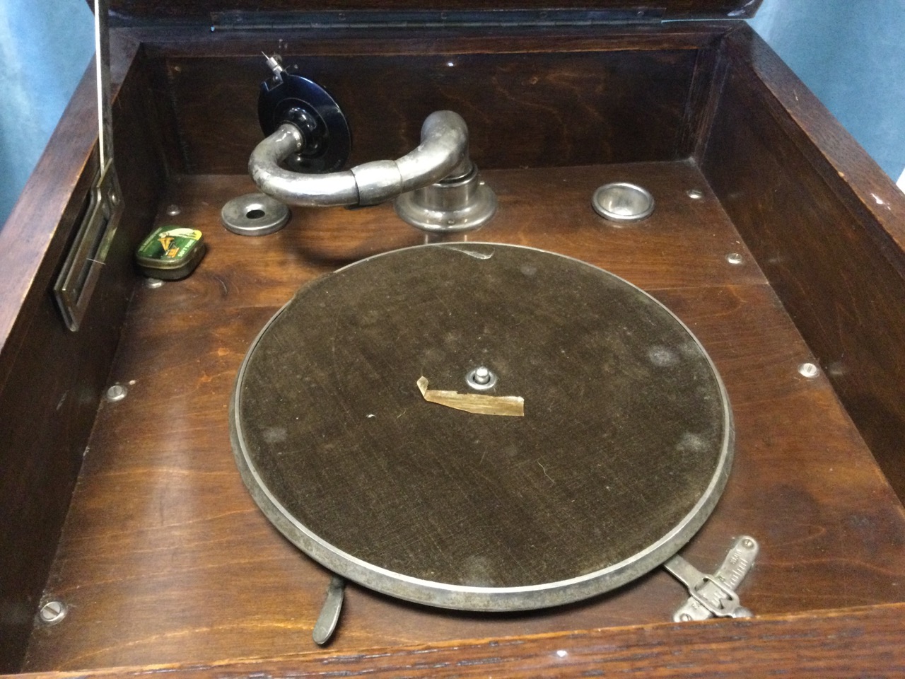 An oak cased wind-up gramophone in working condition with hinged lid enclosing diaphragm mechanism - Image 2 of 3