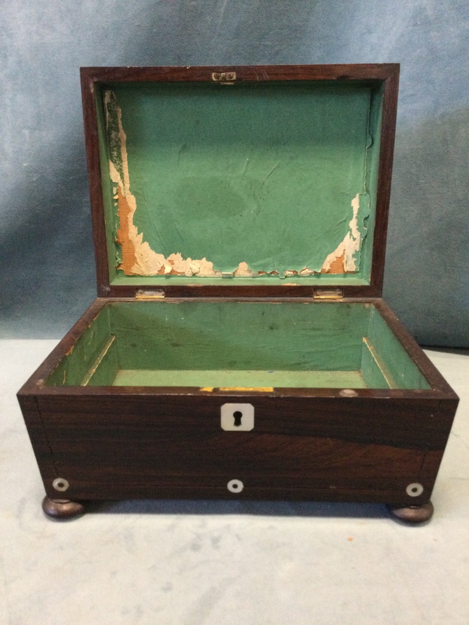 A Victorian rosewood sewing box with bead framed tablet to hinged lid, inlaid with mother-of-pearl - Image 2 of 3