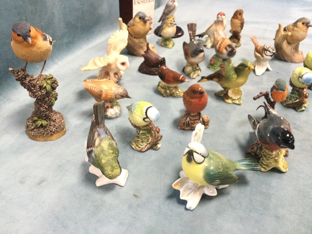 A collection of ceramic birds - Beswick, Wedgwood, resin, European porcelain, Royal Doulton, Goebel, - Image 2 of 3