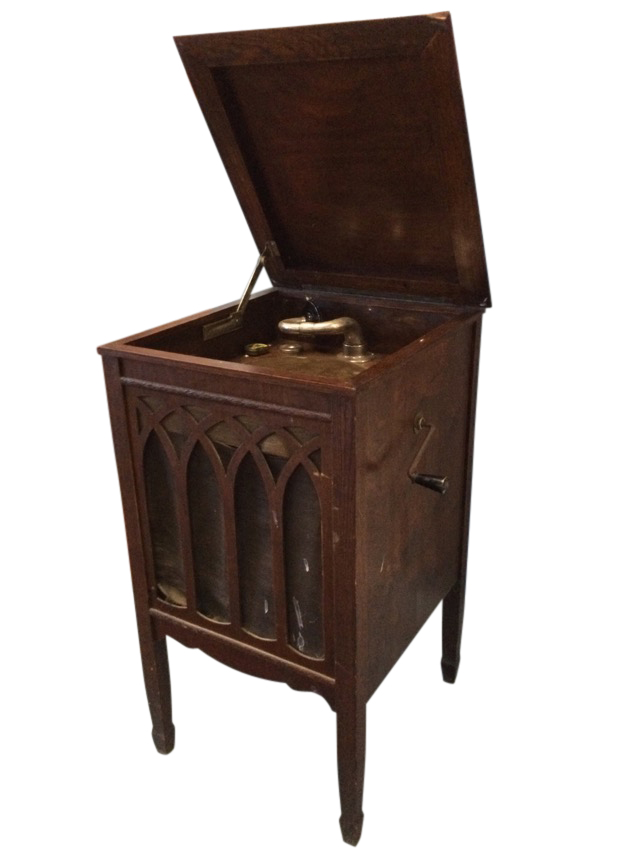 An oak cased wind-up gramophone in working condition with hinged lid enclosing diaphragm mechanism