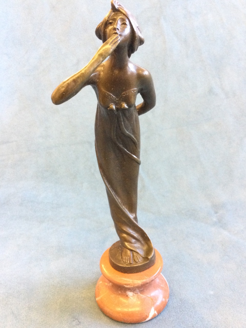 Bronze, art nouveau style lady blowing a kiss, raised on rouge marble socle - unsigned. (8.75in) - Bild 3 aus 3