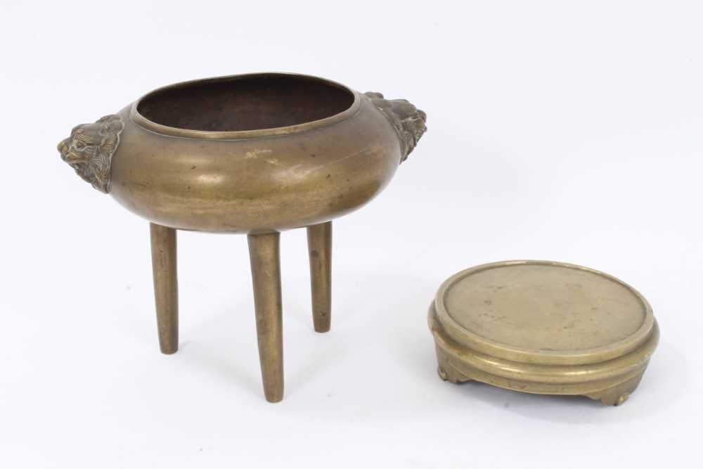 19th century Chinese bronze tripod censer on stand, with lion mask handles - Bild 2 aus 11