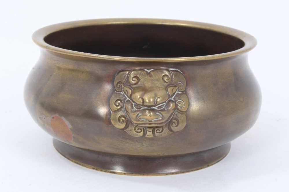 18th / 19th century Chinese bronze censer with lion mask handles, six-character Xuande mark to base - Bild 2 aus 11