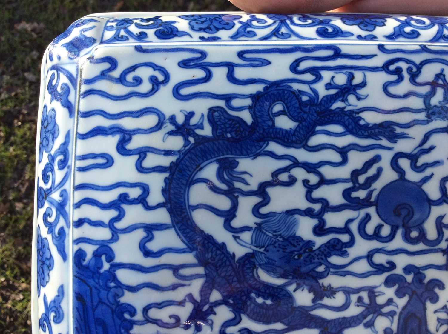 Chinese blue and white ‘Dragon’ box and cover, Wanli six-character mark - Bild 36 aus 50