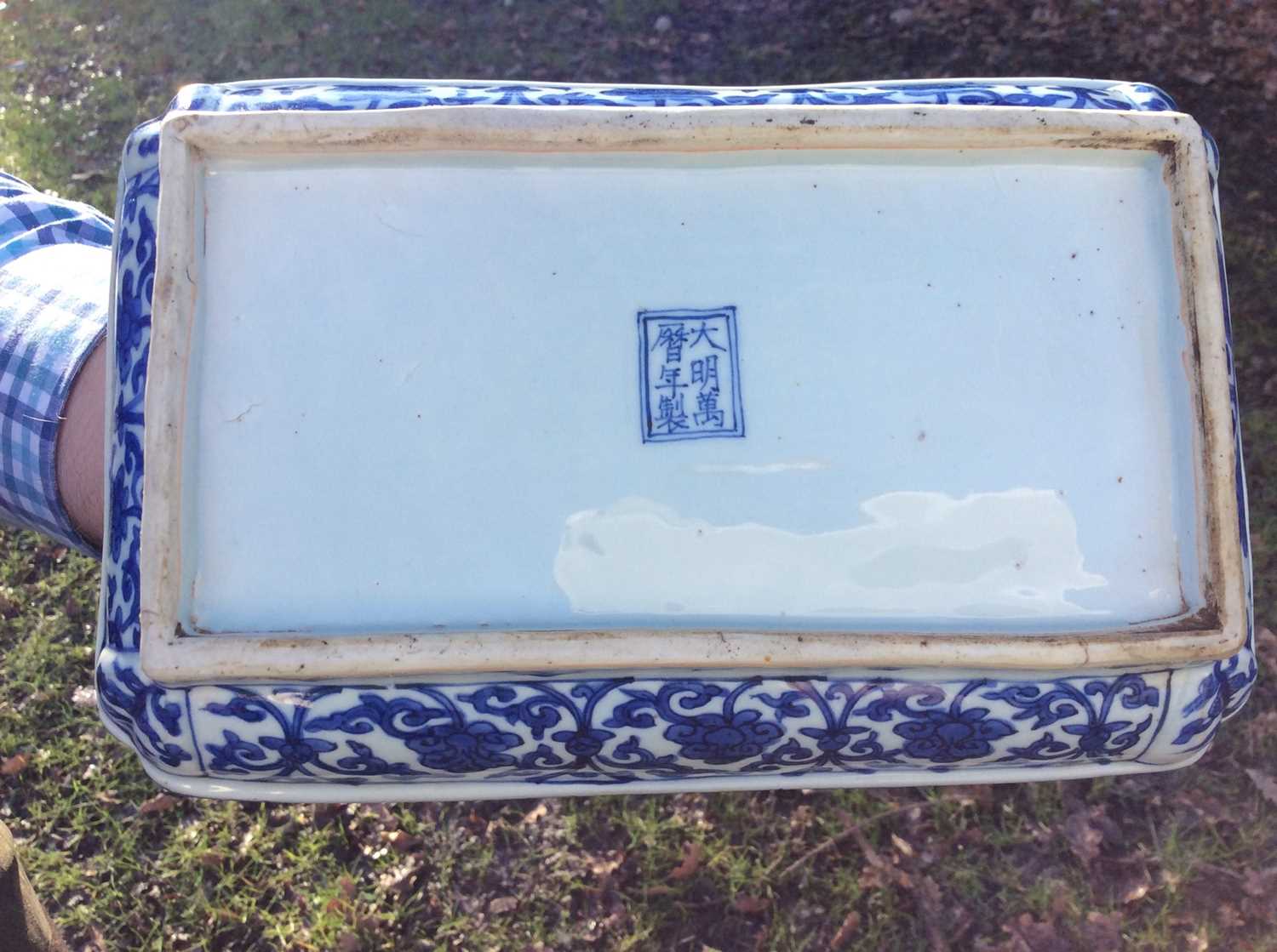 Chinese blue and white ‘Dragon’ box and cover, Wanli six-character mark - Bild 47 aus 50