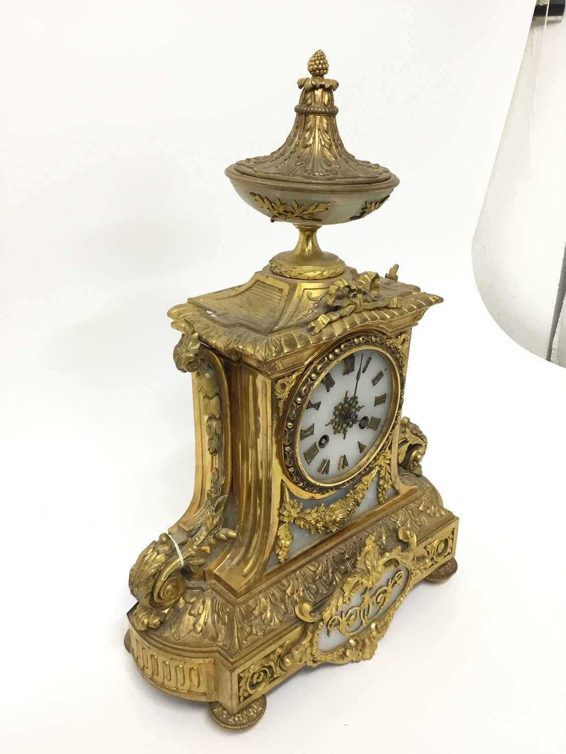 Good quality 19th century French Ormolu and White alabaster mantel clock - Image 5 of 10