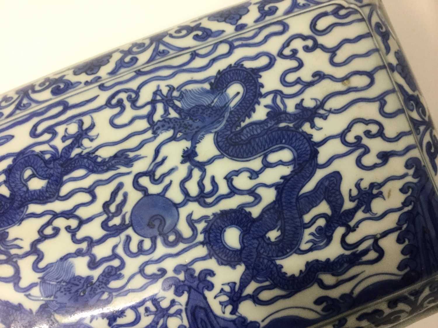 Chinese blue and white ‘Dragon’ box and cover, Wanli six-character mark - Bild 22 aus 50