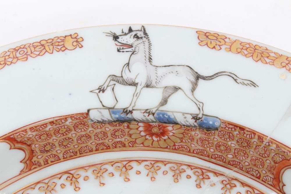 Good quality 18th century Chinese famille rose armorial porcelain dish, the centre painted with coat - Bild 3 aus 11