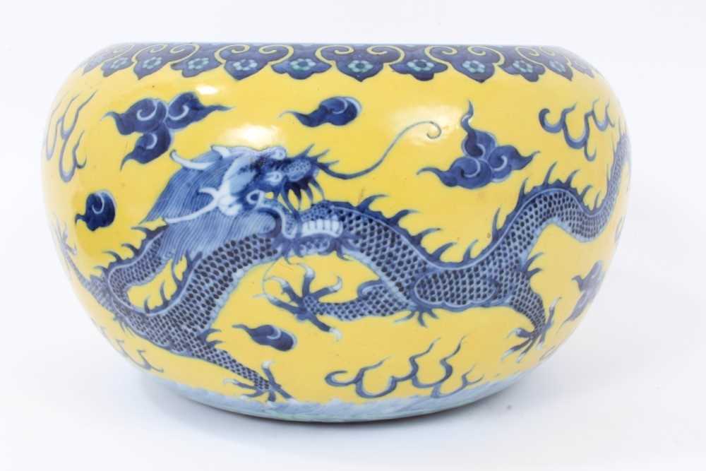 Chinese porcelain bowl with dragon decoration on a yellow ground - Bild 2 aus 17