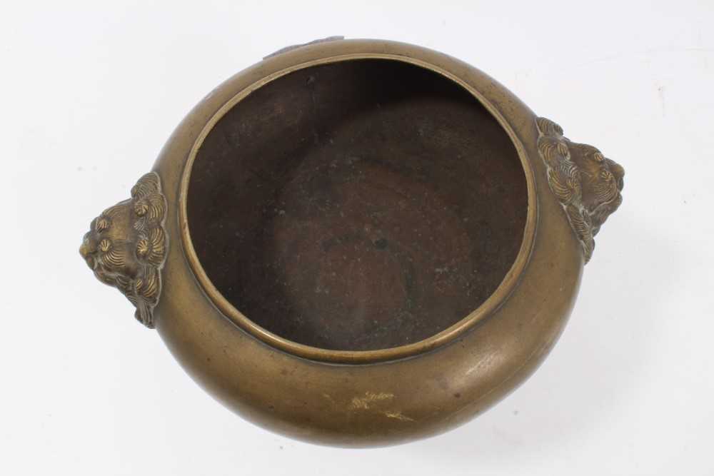 19th century Chinese bronze tripod censer on stand, with lion mask handles - Bild 7 aus 11