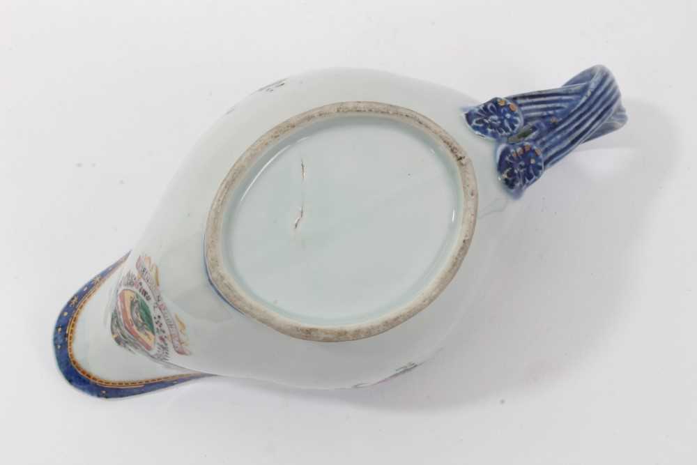 Antique Chinese famille rose Armorial porcelain sauce boat, c.1800, the armorial at the front with m - Bild 6 aus 10