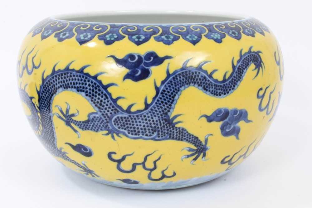 Chinese porcelain bowl with dragon decoration on a yellow ground - Bild 6 aus 17