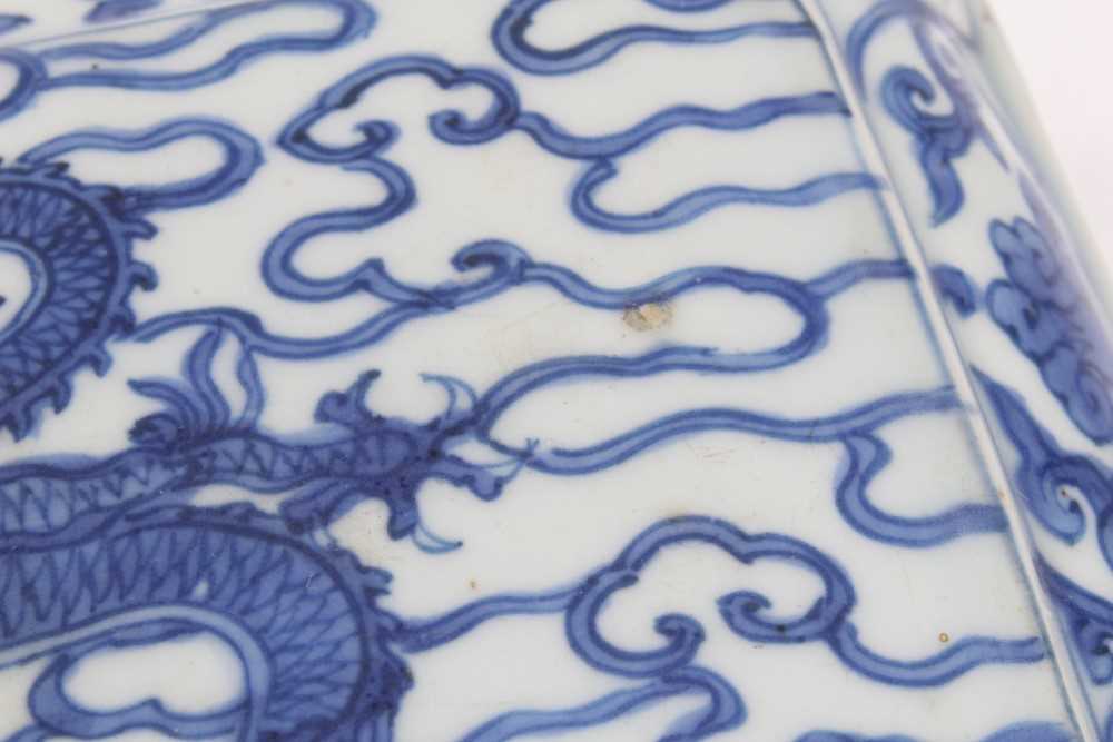 Chinese blue and white ‘Dragon’ box and cover, Wanli six-character mark - Bild 19 aus 50