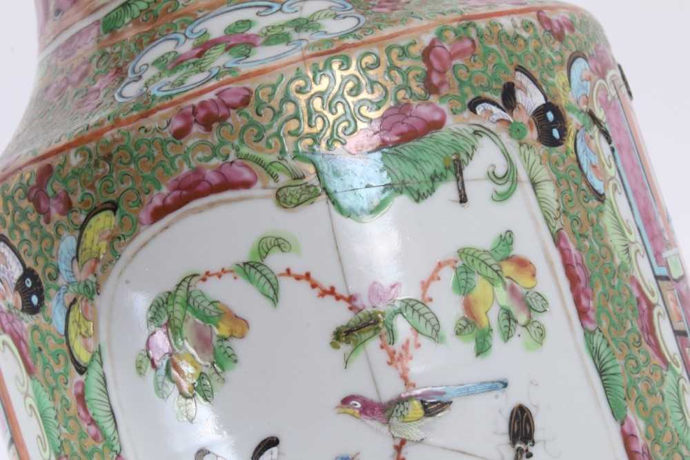 Large 19th century Chinese Canton Famille Rose vase decorated with panels of birds, flowers and figu - Bild 10 aus 14