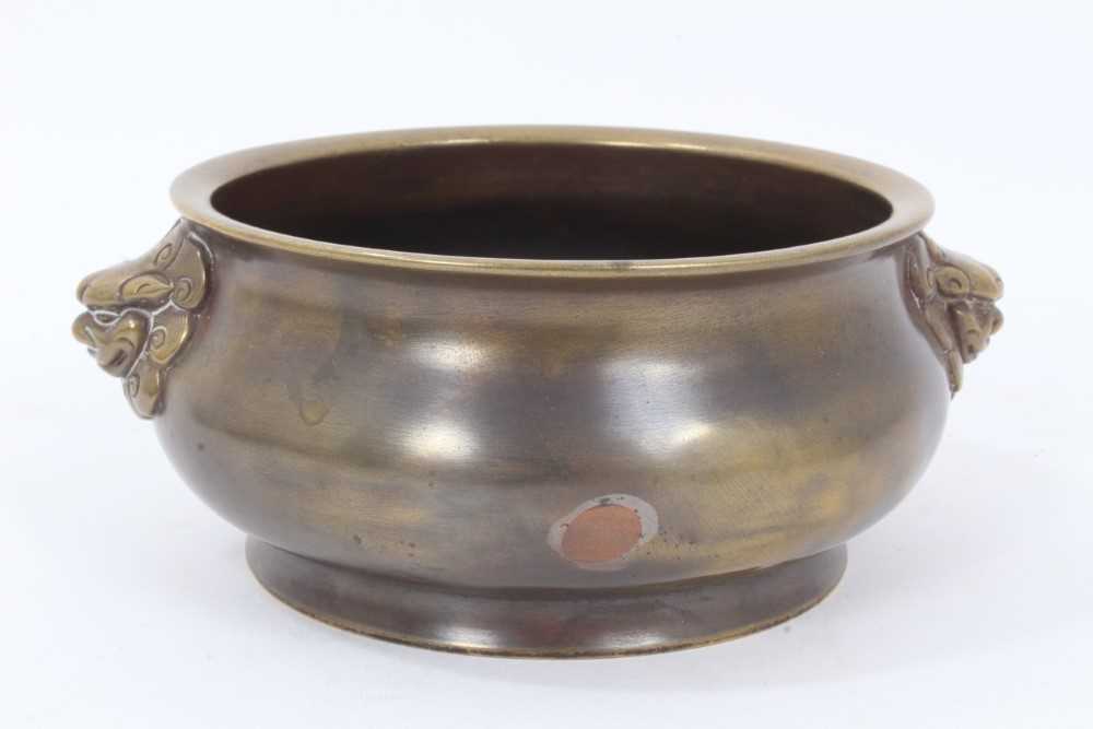 18th / 19th century Chinese bronze censer with lion mask handles, six-character Xuande mark to base - Bild 3 aus 11