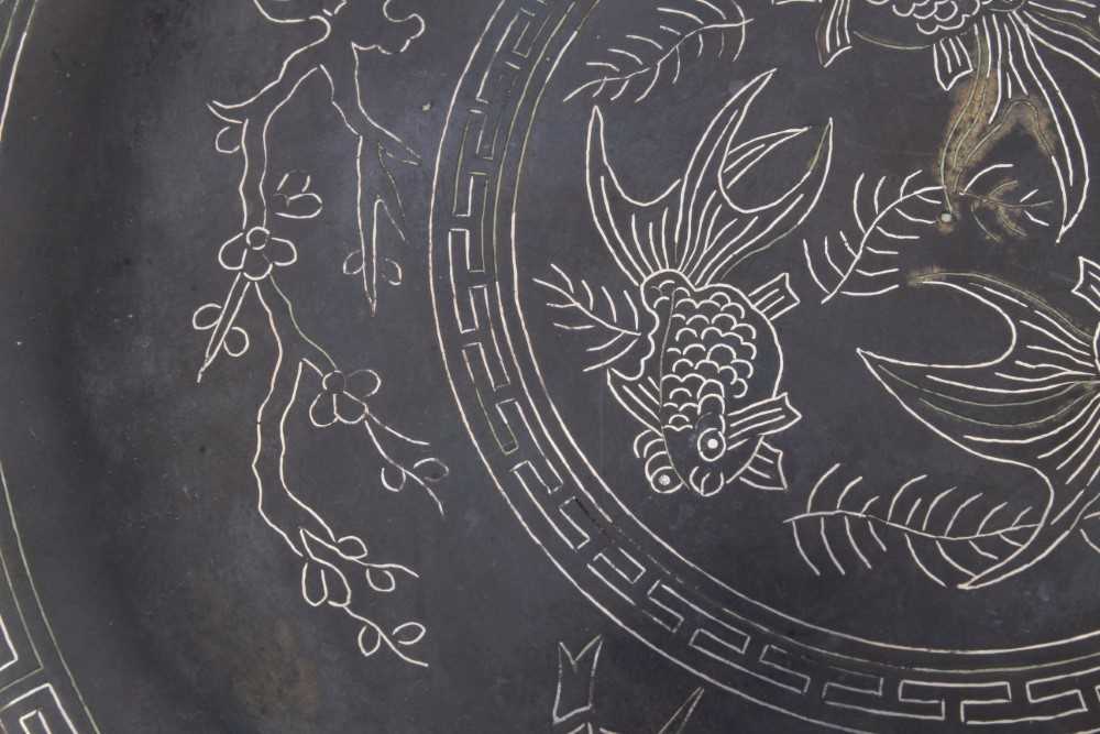 Chinese silver inlaid bronze dish, decorated with fish and bamboo, Shishou mark - Bild 3 aus 6