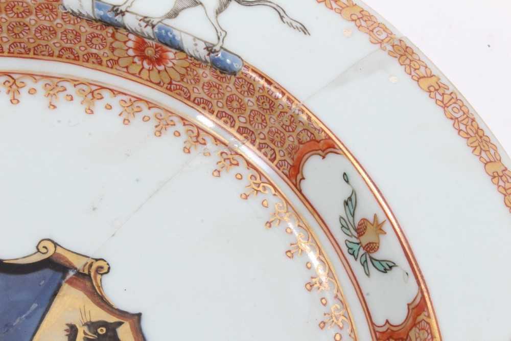 Good quality 18th century Chinese famille rose armorial porcelain dish, the centre painted with coat - Bild 4 aus 11