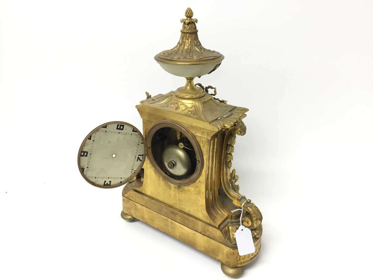 Good quality 19th century French Ormolu and White alabaster mantel clock - Image 6 of 10