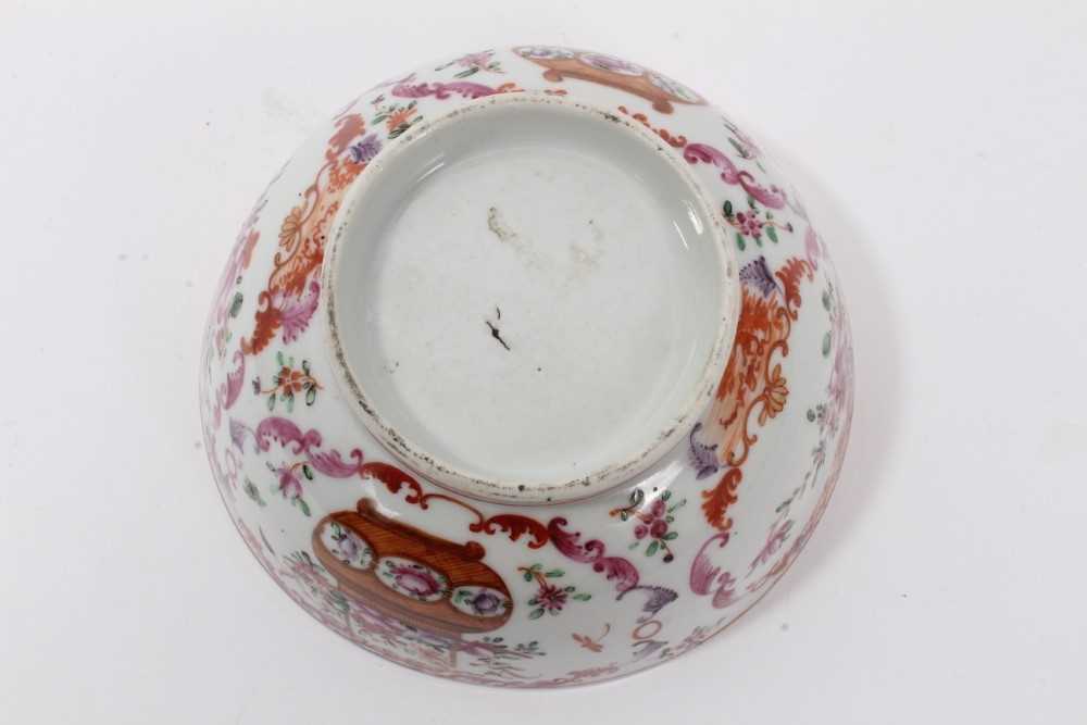Antique 18th century Chinese famille rose export porcelain bowl, well decorated with baskets of flow - Image 6 of 6