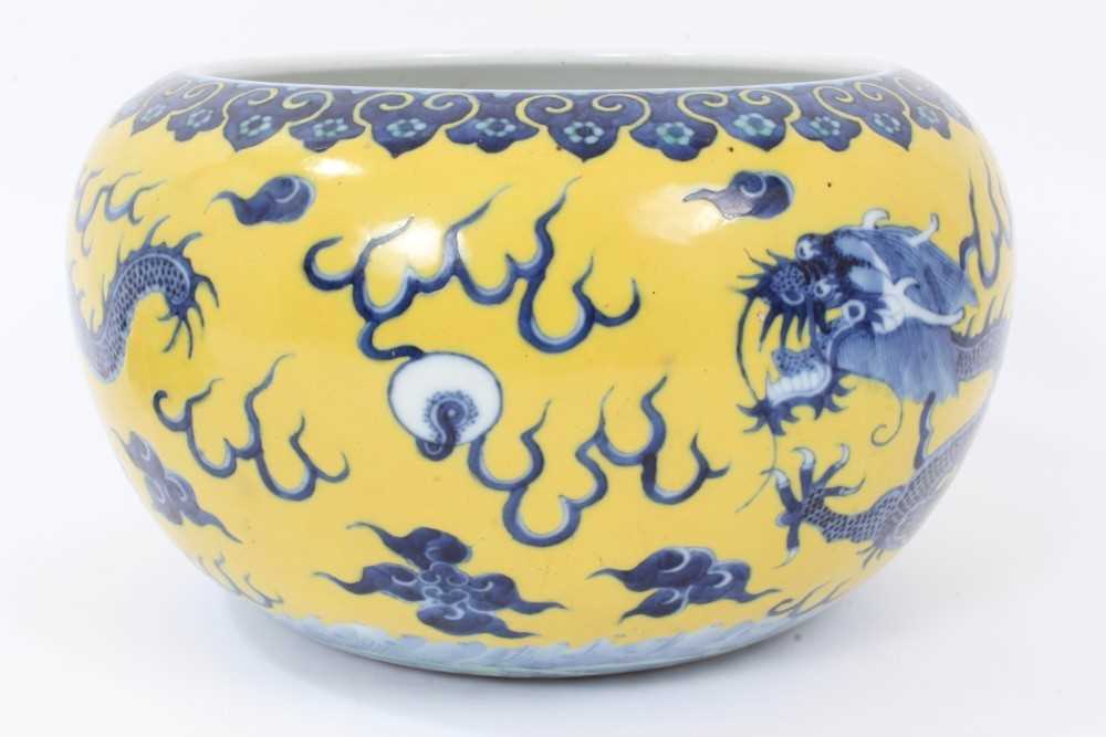 Chinese porcelain bowl with dragon decoration on a yellow ground - Bild 4 aus 17