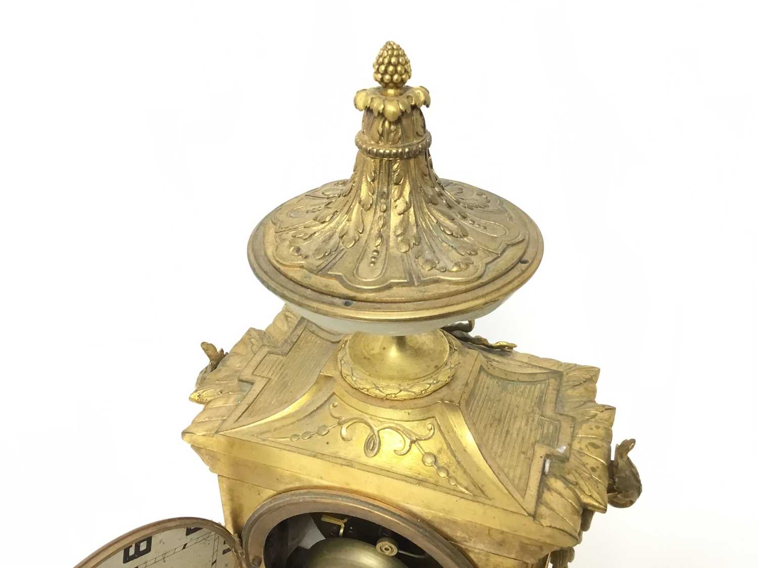 Good quality 19th century French Ormolu and White alabaster mantel clock - Image 8 of 10