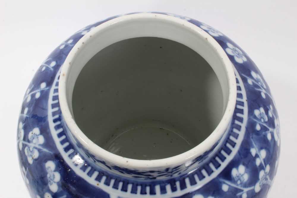 Large antique 19th century Chinese blue and white porcelain ginger jar and cover, painted with prunu - Bild 5 aus 10