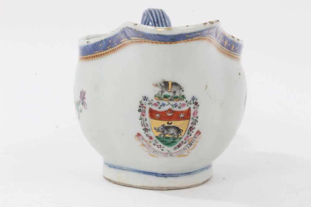 Antique Chinese famille rose Armorial porcelain sauce boat, c.1800, the armorial at the front with m - Bild 2 aus 10