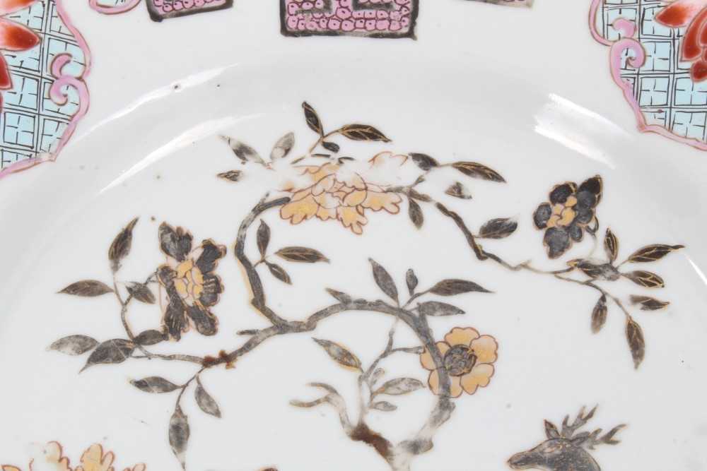 Four 18th century Chinese famille rose porcelain dishes, including two painted with flowers, another - Bild 16 aus 28