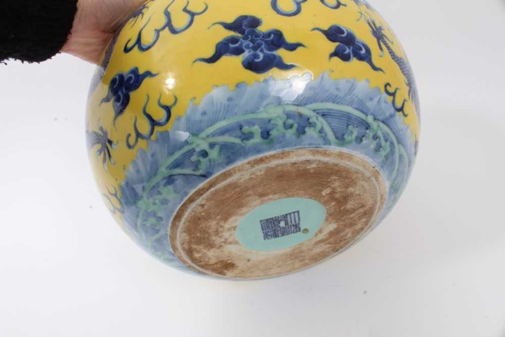 Chinese porcelain bowl with dragon decoration on a yellow ground - Bild 11 aus 17