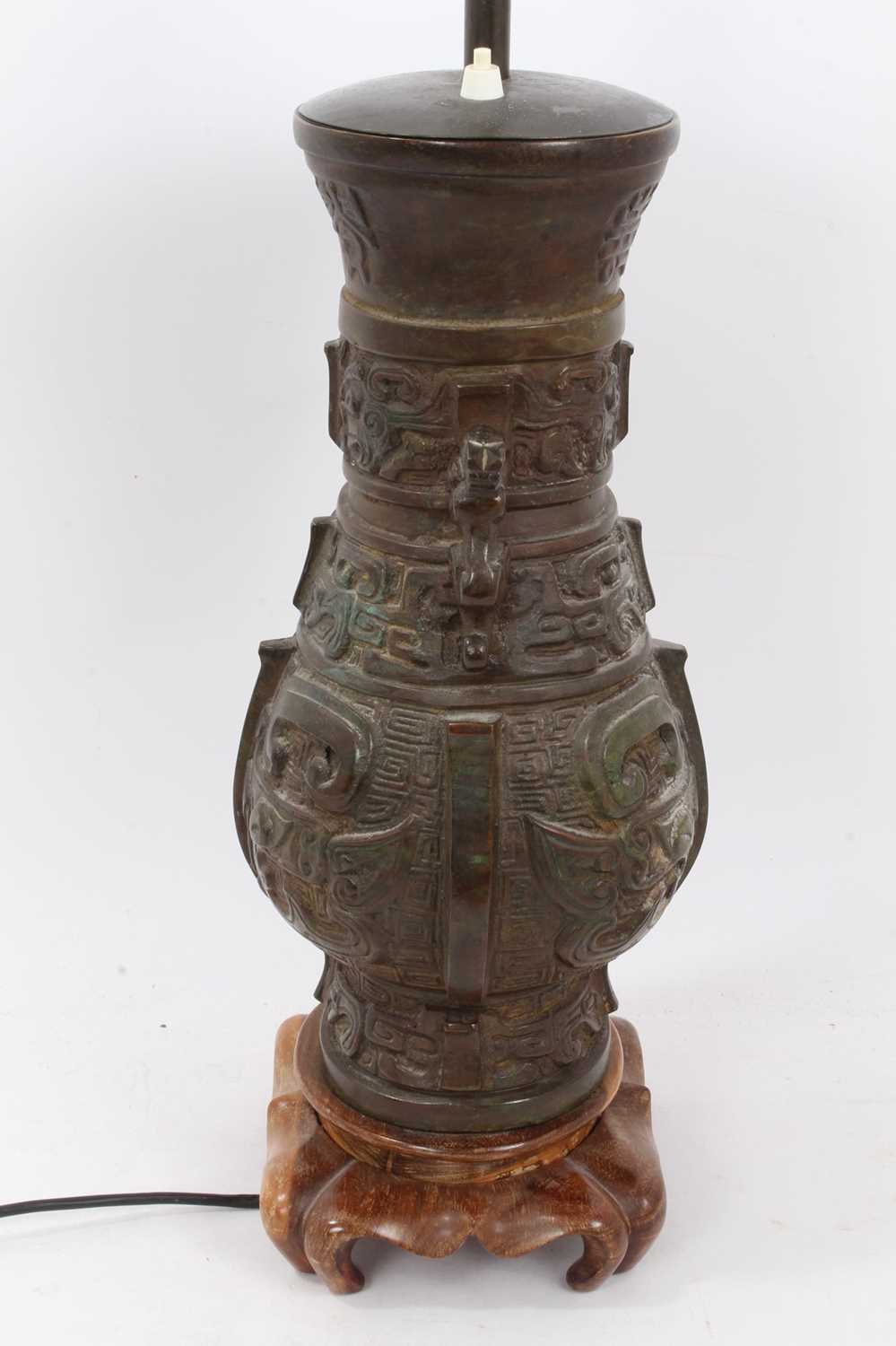 Chinese bronze vase of archaic form, converted to a table lamp - Bild 3 aus 5