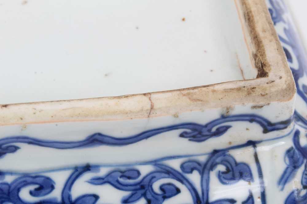 Chinese blue and white ‘Dragon’ box and cover, Wanli six-character mark - Bild 17 aus 50