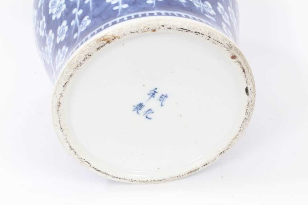 Large antique 19th century Chinese blue and white porcelain ginger jar and cover, painted with prunu - Bild 9 aus 10