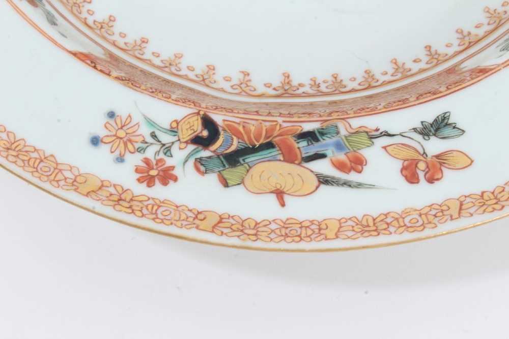 Good quality 18th century Chinese famille rose armorial porcelain dish, the centre painted with coat - Bild 7 aus 11