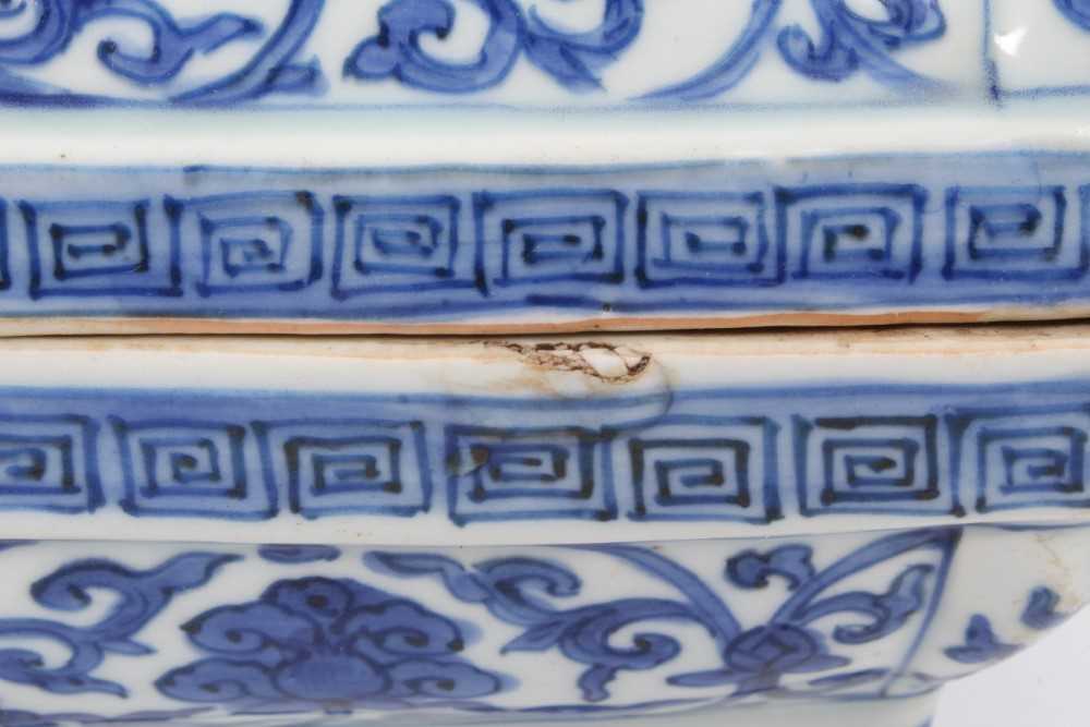 Chinese blue and white ‘Dragon’ box and cover, Wanli six-character mark - Bild 18 aus 50