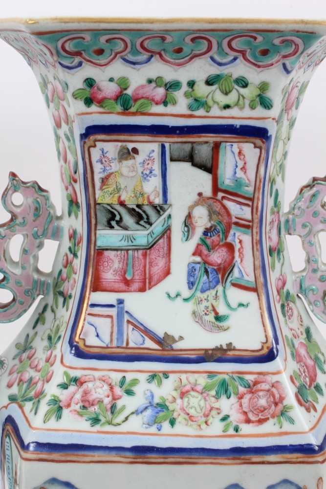 Good pair of 19th century Chinese famille rose porcelain vases - Bild 8 aus 16